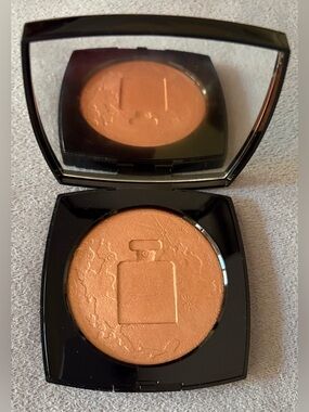 NEW! CHANEL ECLAT LUNAIRE
OVERSIZED ILLUMINATING FACE POWDER COMPACT